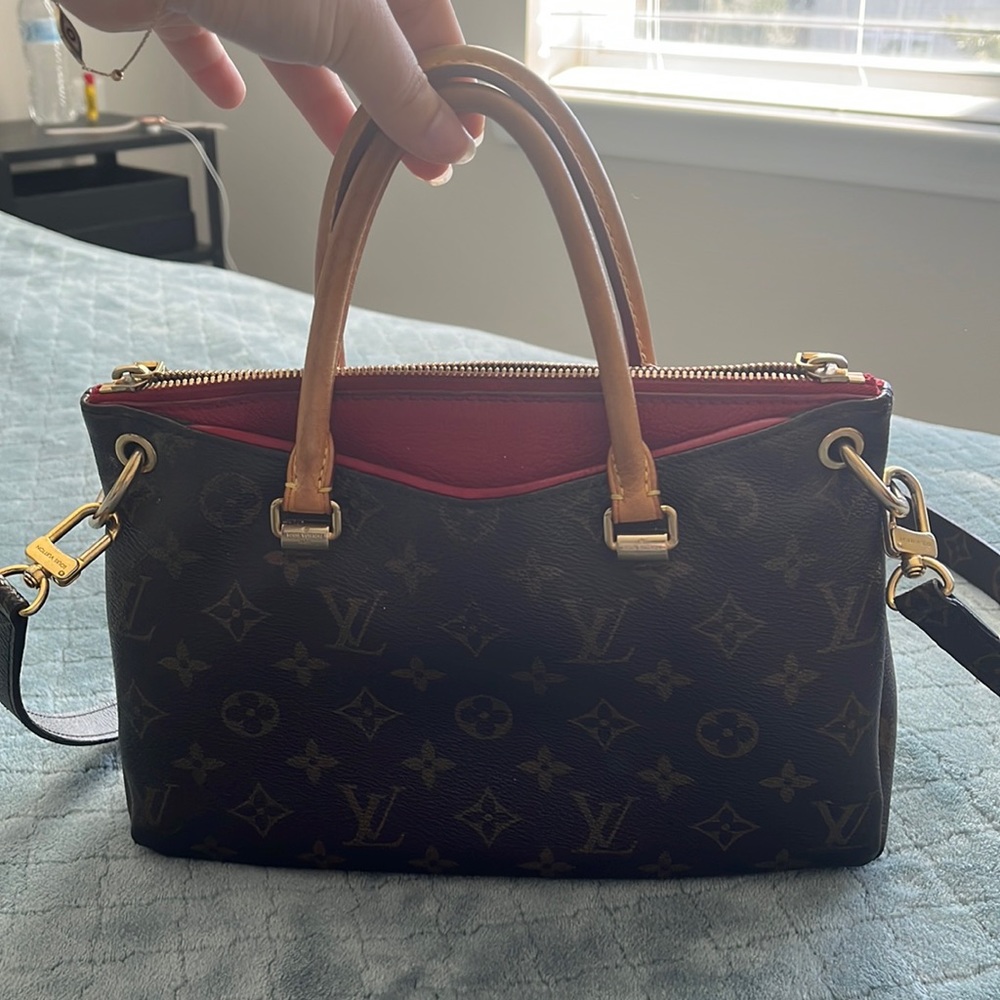 Authentic bag gently used twice no signs of damages or scratch comes with strap